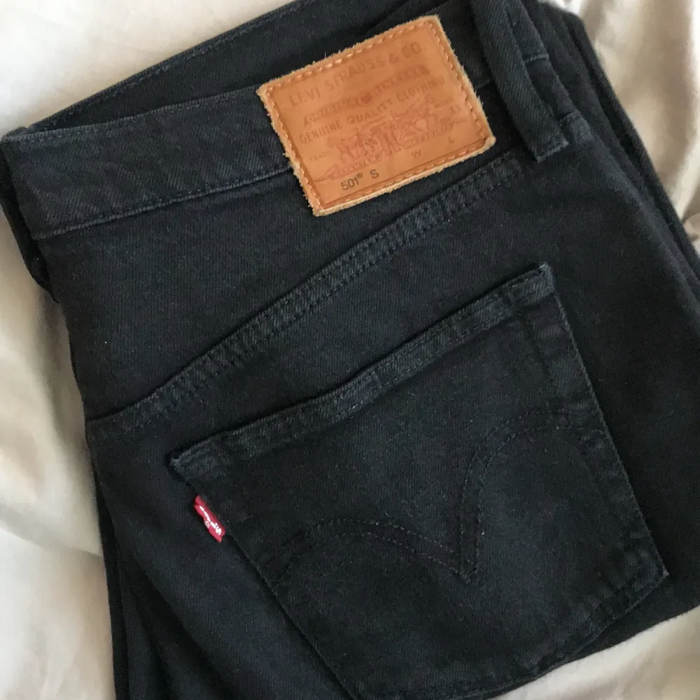 Säljer dessa svarta Levis jeans.  De är använda ganska mycket men de är i fint skick. Modellen är tight. Köparen står för frakten:). Jeans & Byxor.
