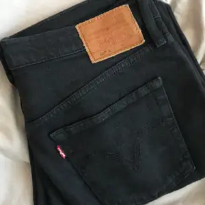Säljer dessa svarta Levis jeans.  De är använda ganska mycket men de är i fint skick. Modellen är tight. Köparen står för frakten:)