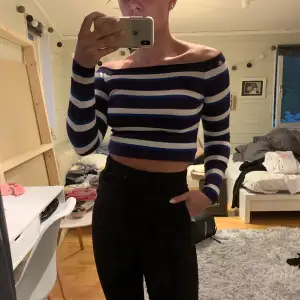 Blå randig topp från H&M, endast använd en gång så i bra skick 💕 färgen syns på bild 2 