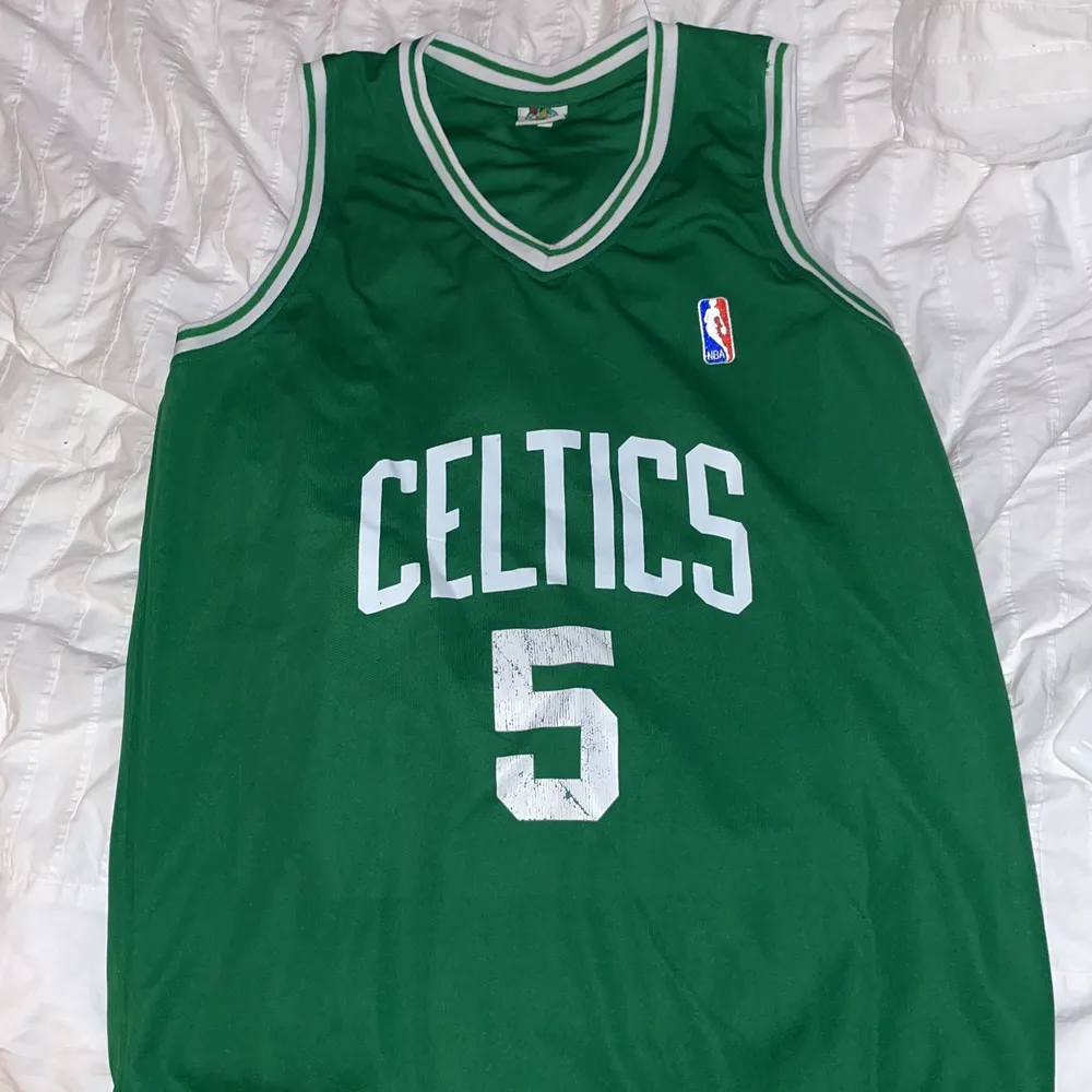 Boston Celtics linne. Uppskattas som storlek L/XL. T-shirts.