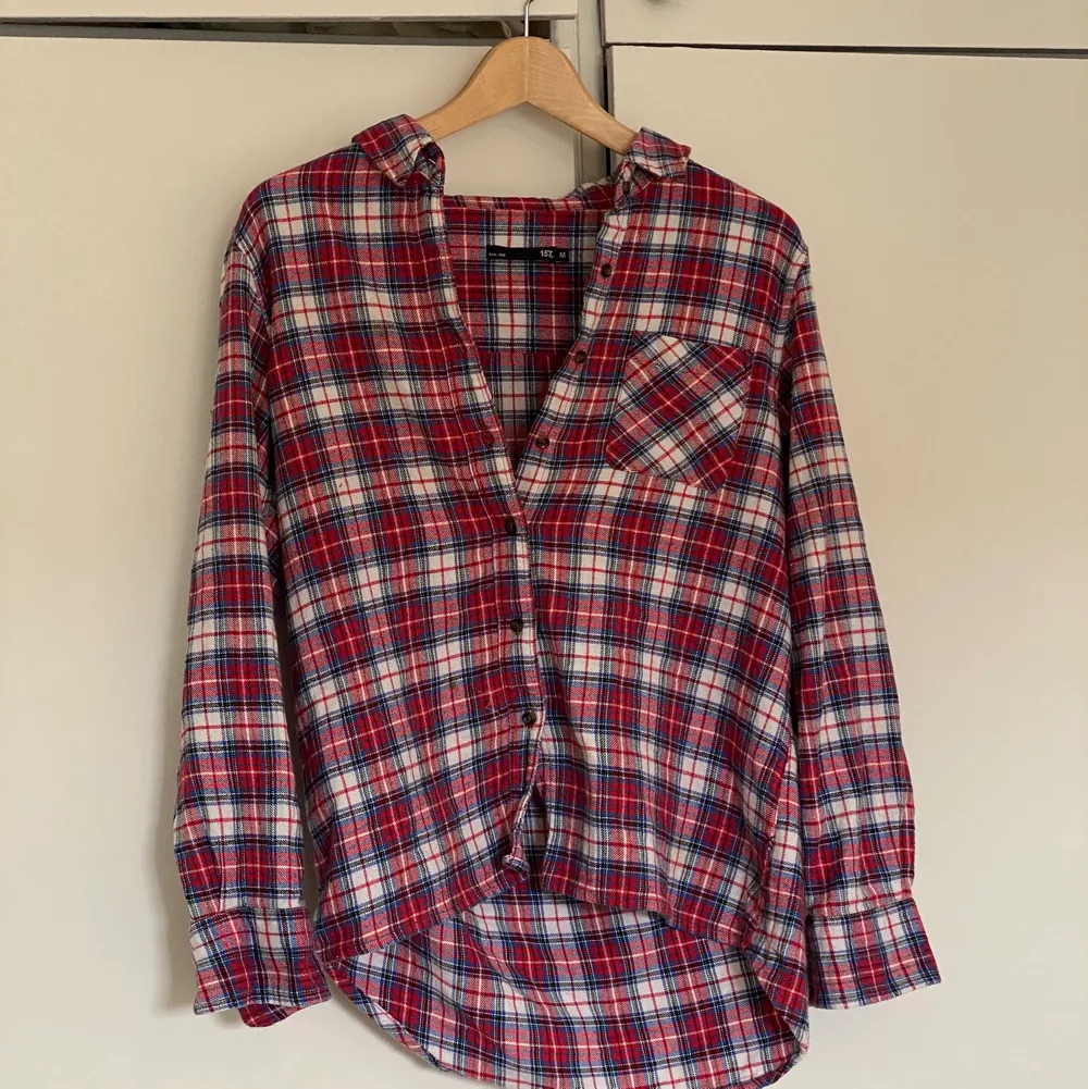 En jätte söt skjorta i storlek M som inte kommer till användning  ❤️ köparen står för frakt 📦 . Skjortor.
