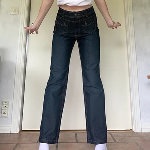 90s Jeans med Fickor - Supercoola jeans med fickor på framsidan! Innerbenslängden är 75cm och midjan 75cm, jag på bilderna är 172cm och brukar bära S/M och W28❤️💕 Sömmen längst ner är uppsprättad för att byxorna ska bli längre, skriv till mig privat för bilder på detta närmre💗✨