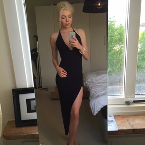 Mörkblå klänning - Superfin klänning. Stretchigt material. Minns ej vart den är ifrån. 