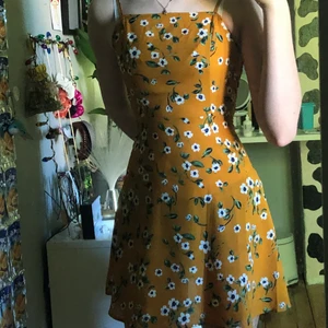 Blommig klänning  - Klänning som är helt perfekt nu till sommaren men säljer den för att den är lite för stor på mig i midjan därför är den aldrig använd. Tunn och luftig material. BUDA! 💕