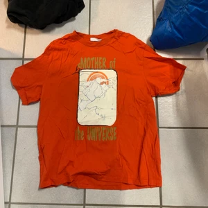 Weekday “mother of the universe” t shirt från 2017/18 - Clean weekday t shirt aldrig använd kostade 400kr