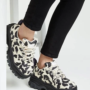 Eytys angels canvas print  - Ett par sneakers av märket eytys, modell: angel canvas print. Använda fåtal gånger då de är lite för stora för mig. Storlek 36. Priset är diskuterbart, nypris runt 2000 kr. Kan mötas upp i Stockholm eller frakta, tar endast swish :)