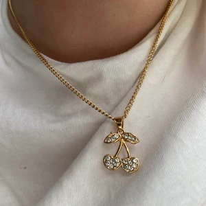 Handgjort halsband  - GRATIS FRAKT🍒✨ @bladhsmycken på Instagram 