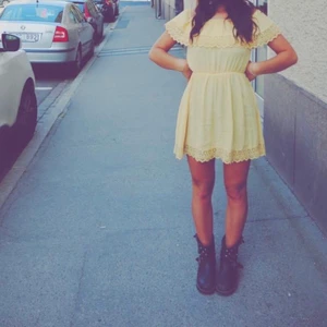 Klänning - Sommarklänning som passar perfekt till en varm sommardag eller varför inte till midsommar! Fint skick, använd fåtal gånger. Från H&M. Storlek 36. Klänningen är mer gul i färgen än vad bilderna visar. Älskar denna klänning men använder inte längre. 