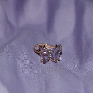 Ring - Guldig ring med en lila fjäril. 20kr. Skicka gärna ett meddelande om du har några frågor! 