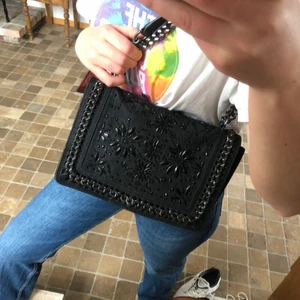 Zara väska  - Säljer denna supersnygga zara väska som jag köpte för cirka 2 år sedan. Använd ett fåtal gånger. Kostade 700 som ny. Säljer då den inte kommer till användning. Är i stort sätt i nyskick. Är stor och rymlig. Färgen är mörkblå/svart. Har ett långt kedjeband som man kan ha dubbelt som på bilden eller långt. 