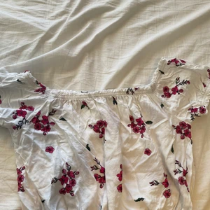 fina toppar  - två fina toppar! st M på båda men oassae även L! från gina tricot! båda för 150kr med frakt 📦 