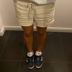Blåa gazelle  - Säljer mina nästan helt oanvända blåa adidas skor! 😍