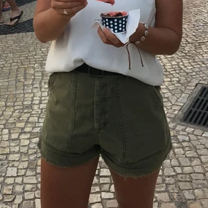 Militärgröna shorts  - Säljer ett par superfina, högmidjade shorts i militärgrön. Snygg och unik design med långa fickor på framsidan! Säljer då de tyvärr inte passar mig längre. De är i fint skick! ✨ frakt tillkommer. Skriv om du har några frågor eller vill ha fler bilder 🥰 