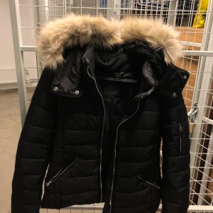 Zara Jacka - Jacka från Zara med fuskpäls, storlek S