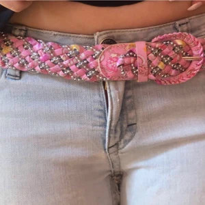 Babyrosa bälte/skärp - Ett bälte i den perfekta babyrosa färgen💕precis som på bilderna så är det blommigt med pärlor på😍väldigt coolt!
