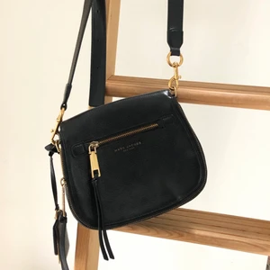 Marc Jacobs väska - Marc Jacobs väska i svart läder. Använt ett fåtal gånger. Nyskick. 