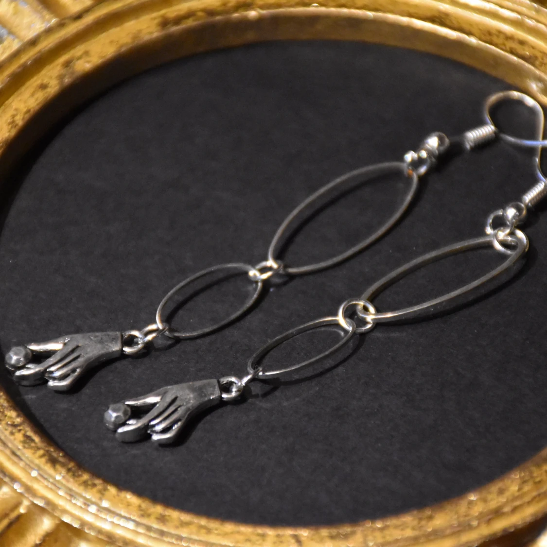 Örhängen händer  - 91