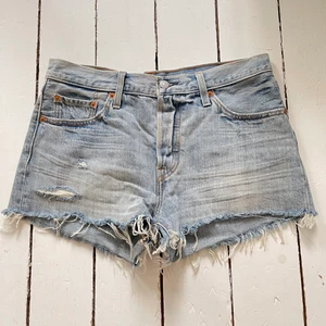 Levi’s shorts  - Levis jeansshorts med en ljus fin tvätt och några slitningar. Storlek W29. Använda men i fint skick! 
