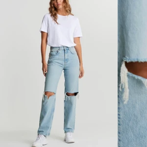 Jeans med hål - Säljer dessa jeans med hål som är perfekt till sommarn! Har klippt av dem så dem passar folk som är 160-165🙌🏼 (Inte strykta på bilden)