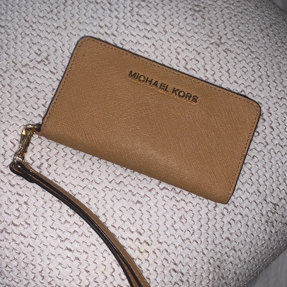 Säljer min äkta Michael Kors plånbok. Frakten ligger på 63kr☺️ Säljer billigt eftersom att jag vill bli av med den.. Accessoarer.