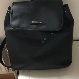 Ryggsäck  - En snygg designe ryggsäck från Björn Borg i svart färg. Vid flera feågor eller bilder kontakta gärna mig🤍 köpare står för frkat (utger pris vid intresse då jag går till post nord och kollar vilken paket som passar) 