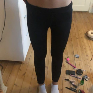 träningsbyxor - Jätte fina träningsbyxor säljer för att dom är lite försmå