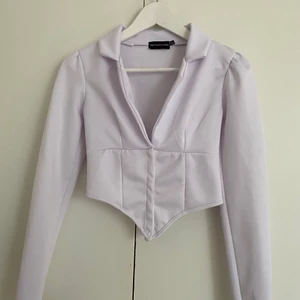 Vit topp  - En helt oanvänd topp i en fin passform 