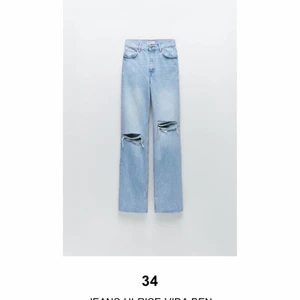 Zara Jeans Hi Rise vida ben strl 34 - Nya jeans från zara med vida ben och slitningar på knäna i storlek 34. Endast använda 1 gång så jeansen är i nyskick.    Köparen står för frakt!😊