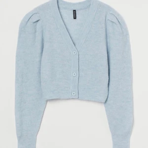 Blå kofta med puffärmar🤍🤍 - Jätte fin kofta som tyvärr inte kommer till användning, frakt tillkommer med 66kr🤍