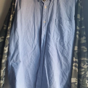 Supreme//vailent clothing? Lite osäker  - Manlig skjorta i jeans material, båda man o kvinna kan använda. 2 år gammal.