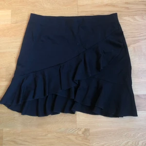 Kjol - Jättefin svart kjol med volanger på framsidan. Använts några gånger men är i bra skick! Gratis frakt! 