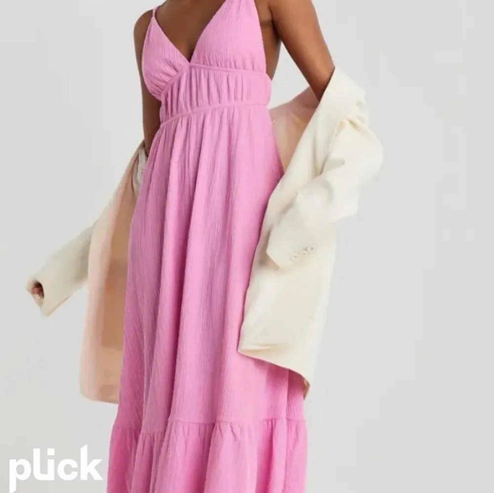 Superfin, slutsåld klänning i härlig rosa från Gina! Storlek M, men passar mig som alltid brukar ha S✨💕 . Klänningar.