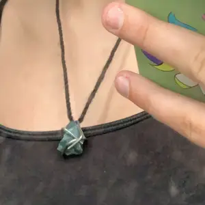 Ett kristall halsband som jag gjort för själv, kristallen är en grön fluorit.