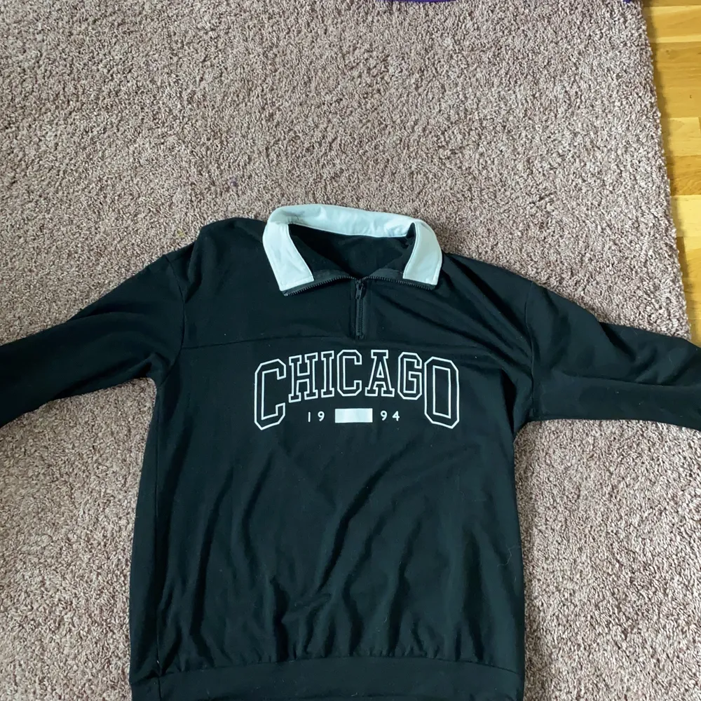 Säljer denna långärmade, svarta Chicago tröjan. Den är i storlek xs men den är lite oversize så jag skulle nog säga att den sitter som en s/xs.. Tröjor & Koftor.