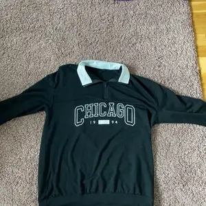 Säljer denna långärmade, svarta Chicago tröjan. Den är i storlek xs men den är lite oversize så jag skulle nog säga att den sitter som en s/xs.