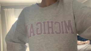 Sweatshirt, st S, 100kr - En sweatshirt från Gina Tricot säljs för 100kr, köpt för 299:-. Storlek S, säljs pga används ej. Köparen står för frakten. 