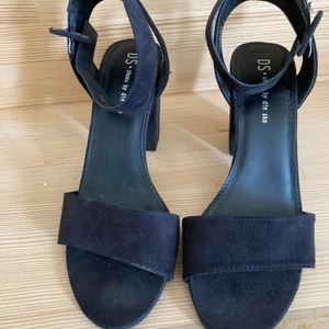 Svarta klackskor storlek 38 - Svarta klackskor från Dinsko, använda en gång. Storlek 38. 