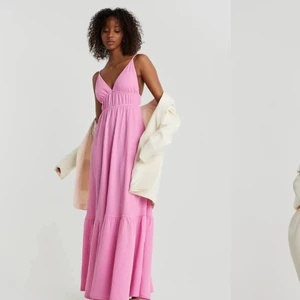 Klänning - Säljer den populära maxi klänningen från Gina tricot som är slutsåld! Använd endast 3 gånger💗 jätte fin på och färgen är verkligen super fin!💗 storleken är M men skulle säga att den passar L och S för att den är stretchig💗