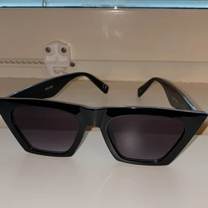 Svarta cateye solglasögon  - Svarta solglasögon från NAKD