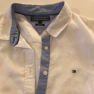 Vit skjorta med blåa detaljer från Tommy Hilfiger. Köpt ny för 900kr och endast använd ett fåtal gånger. Ber om ursäkt för att den är skrynklig! Köparen står för frakt. Dm:a vid intresse <3