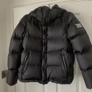 Burberry jacka äkta - Burberry jacka som man kan göra till väst köpt för 900£ säljs billigt . Storlek m. Bra skick inga fläckar osv. D går för billigare