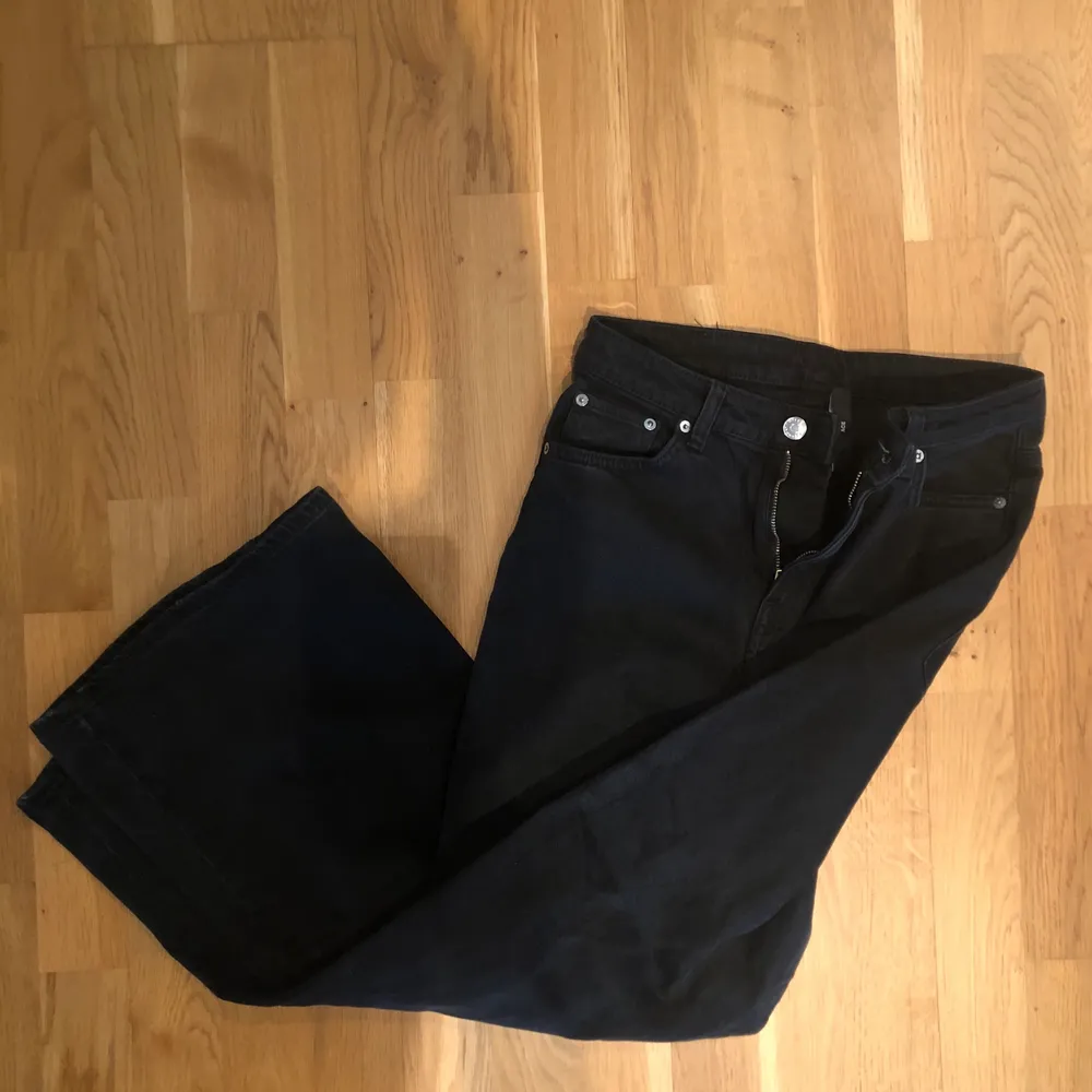 Jeans från Weekday i modellen ACE. Storlek 25/30. Använda men gott skick! Säljer för 100kr och fraktar för 66kr💘. Jeans & Byxor.