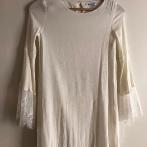 Klänning  - Cremévit, storlek Small. Fint skick. 