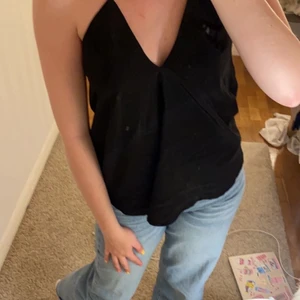 Linne - Ett super fin trendigt linne i storlek 34, använd endast en gång då jag har redan har en till fast i vit! Super skönt material, säljs för 59 + frakt💞(spegel är smutsig och inte linnet) kan skicka fler bilder!