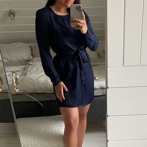 Mörkblå klänning - Blå klänning från Bubbleroom i storlek 38. Aldrig använd! 