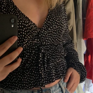 Prickig blus - Prickig blus i toppen skick! Säljer för 100kr + frakt (66kr). 