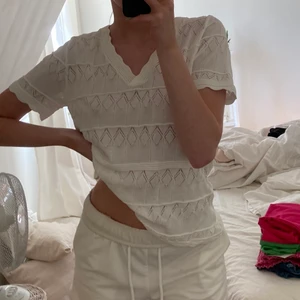 fin tröja - super fin och luftig tröja! aldrig använd och i nyskick! super fin att ha som den är eller slänga över bikinin nu i sommar!💞😁 jag är vanligtvis en xs/s i tröjor och är 165cm lång!