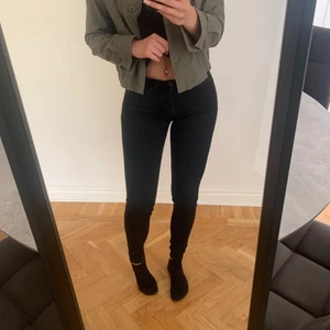 Crocker jeans 211  - Säljer mina crocker jeans 211 regular waist då dom blivit för små för mig. Inköpta precis innan de slutade säljas helt och knappt använda sedan dess. Storleken är 26 och längden 32. Om flera är intresserade blir de högsta bud. Köparen står för frakten om de önskas. Skriv till mig på dm 💖