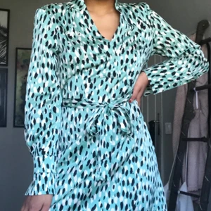 Klänning från H&M i olika färger  - En somrig och fin klänning med färger som går i grönt, svart och vitt. Endast använd en gång på en skolavslutning! Älskar den men den kommer aldrig till användning✨  Först till Kvarn! 