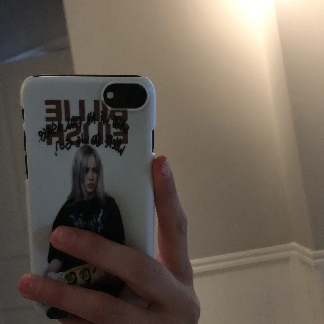 Billie Eilish mobil fodral, ”when we all fall asleep where do we go”.